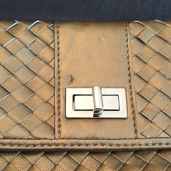 SONDRA Toberts Taupe / Gold Metallic Basket Weave Clutch - Picture 3 of 9